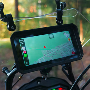GPS moto U6 monté sur guidon affichant navigation en temps réel pendant trajet
